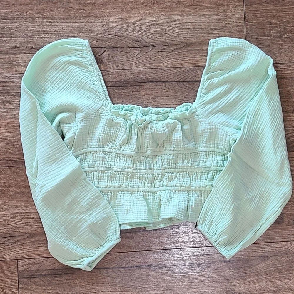 Hardly Worn- WILD FABLE - Light Green Cropped Blouse - Size Large